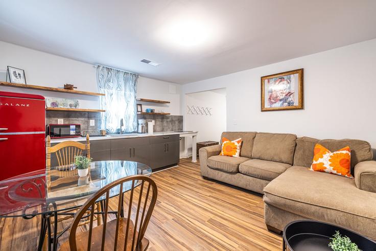 Sala de estar elegantemente projetada com móveis modernos em um apartamento no Building Welcome All Terrace - the-beehive-atlanta-llc - 1261328 - ATL em South Fulton, South Fulton