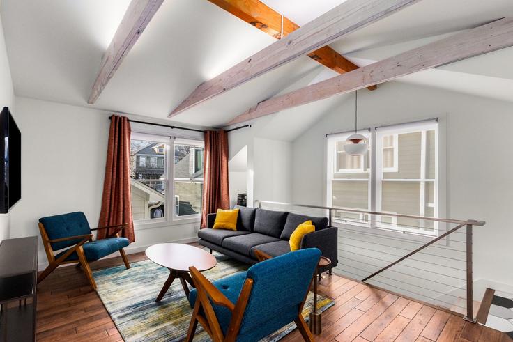 Salle de séjour élégante avec mobilier moderne dans un appartement à Building Randolph Street Northeast - the-beehive-atlanta-llc - 1407702 à Atlanta, Atlanta