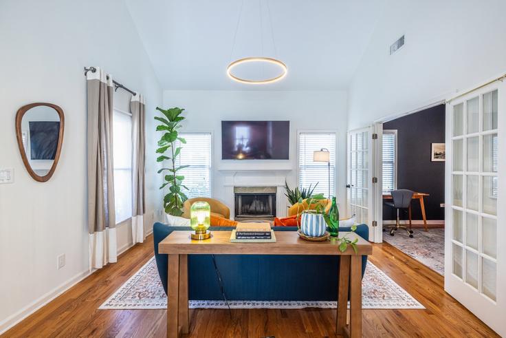 Atlanta, Atlanta에 위치한 Building Randolph Street Northeast - the-beehive-atlanta-llc - 1407703 유닛의 세련된 인테리어가 돋보이는 거실