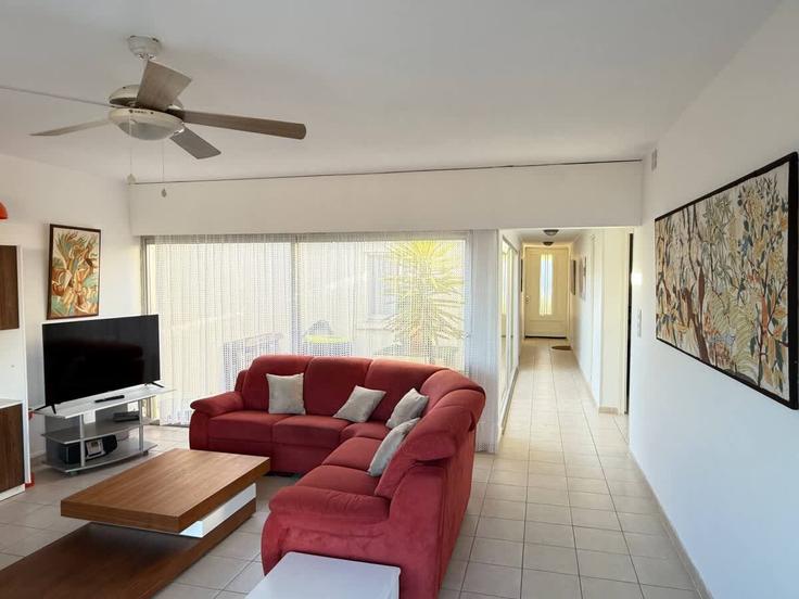 Elegant gestaltetes Wohnzimmer mit moderner Einrichtung in einer Wohnung im Building Cours Jean Gau - the-best-partner-valrasloc - 1284451 - PAR in Valras-Plage, Valras-Plage Elegant gestaltetes Wohnzimmer mit moderner Einrichtung in einer Wohnung im Building Cours Jean Gau - the-best-partner-valrasloc - 1284451 - PAR in Valras-Plage, Valras-Plage