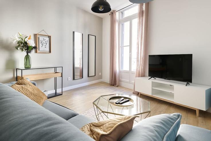 Béziers, Béziers에 위치한 Building Rue Pierre Flourens - the-best-partner-valrasloc - 1601777 유닛의 세련된 인테리어가 돋보이는 거실 Béziers, Béziers에 위치한 Building Rue Pierre Flourens - the-best-partner-valrasloc - 1601777 유닛의 세련된 인테리어가 돋보이는 거실