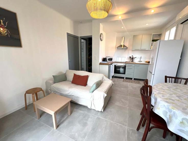 Elegant gestaltetes Wohnzimmer mit moderner Einrichtung in einer Wohnung im Building Rue Pages - the-best-partner-valrasloc - 1284494 - PAR in Valras-Plage, Valras-Plage Elegant gestaltetes Wohnzimmer mit moderner Einrichtung in einer Wohnung im Building Rue Pages - the-best-partner-valrasloc - 1284494 - PAR in Valras-Plage, Valras-Plage