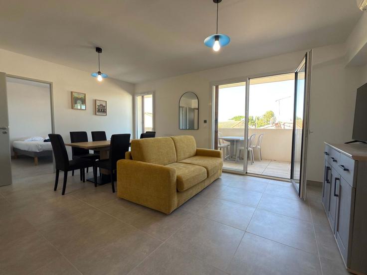 Sérignan SérignanのBuilding Chemin du Falgairas - the-best-partner-valrasloc - 1284502 - PARのアパートメントにある、モダンな家具を備えたエレガントなデザインのリビングルーム Sérignan SérignanのBuilding Chemin du Falgairas - the-best-partner-valrasloc - 1284502 - PARのアパートメントにある、モダンな家具を備えたエレガントなデザインのリビングルーム