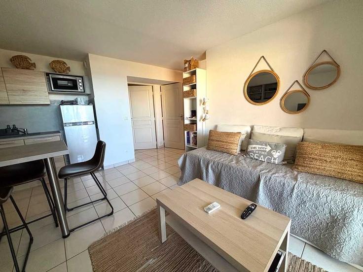 Elegant gestaltetes Wohnzimmer mit moderner Einrichtung in einer Wohnung im Building Avenue des Elysées - the-best-partner-valrasloc - 1284510 - PAR in Valras-Plage, Valras-Plage Elegant gestaltetes Wohnzimmer mit moderner Einrichtung in einer Wohnung im Building Avenue des Elysées - the-best-partner-valrasloc - 1284510 - PAR in Valras-Plage, Valras-Plage