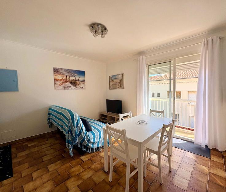 Elegant gestaltetes Wohnzimmer mit moderner Einrichtung in einer Wohnung im Building Rue Edouard Herriot - the-best-partner-valrasloc - 1346962 in Valras-Plage, Valras-Plage Elegant gestaltetes Wohnzimmer mit moderner Einrichtung in einer Wohnung im Building Rue Edouard Herriot - the-best-partner-valrasloc - 1346962 in Valras-Plage, Valras-Plage