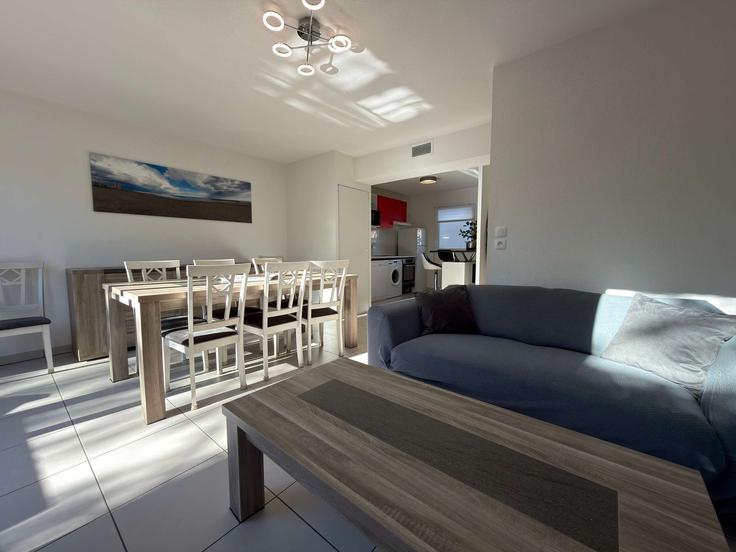 Sérignan SérignanのBuilding Rue de l'oyat - the-best-partner-valrasloc - 1284385 - PARのアパートメントにある、モダンな家具を備えたエレガントなデザインのリビングルーム Sérignan SérignanのBuilding Rue de l'oyat - the-best-partner-valrasloc - 1284385 - PARのアパートメントにある、モダンな家具を備えたエレガントなデザインのリビングルーム