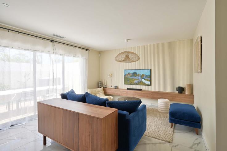 Sérignan SérignanのBuilding Rue de l’Euphorbe - the-best-partner-valrasloc - 1364680のアパートメントにある、モダンな家具を備えたエレガントなデザインのリビングルーム Sérignan SérignanのBuilding Rue de l’Euphorbe - the-best-partner-valrasloc - 1364680のアパートメントにある、モダンな家具を備えたエレガントなデザインのリビングルーム