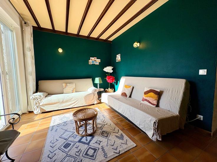 Vendres VendresのBuilding Impasse Ulysse - the-best-partner-valrasloc - 1364679のアパートメントにある、モダンな家具を備えたエレガントなデザインのリビングルーム