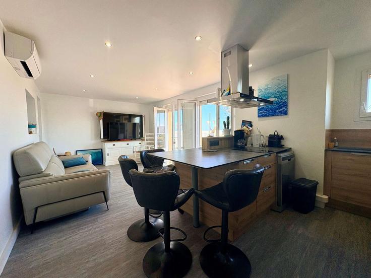 Elegant gestaltetes Wohnzimmer mit moderner Einrichtung in einer Wohnung im Building Boulevard Jean Moulin - the-best-partner-valrasloc - 1284334 - PAR in Valras-Plage, Valras-Plage Elegant gestaltetes Wohnzimmer mit moderner Einrichtung in einer Wohnung im Building Boulevard Jean Moulin - the-best-partner-valrasloc - 1284334 - PAR in Valras-Plage, Valras-Plage