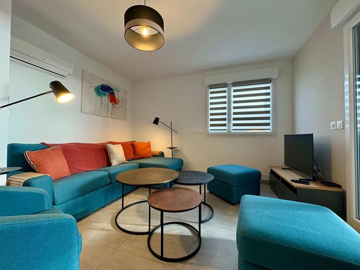 Sala de estar elegantemente projetada com móveis modernos em um apartamento no Building Chemin du Falgairas - the-best-partner-valrasloc - 1284472 - PAR em Sérignan, Sérignan