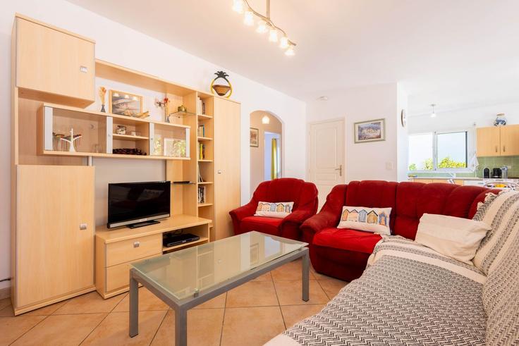 Sala de estar elegantemente projetada com móveis modernos em um apartamento no Building Rue du Carrelet - the-best-partner-valrasloc - 1601784 em Valras-Plage, Valras-Plage Sala de estar elegantemente projetada com móveis modernos em um apartamento no Building Rue du Carrelet - the-best-partner-valrasloc - 1601784 em Valras-Plage, Valras-Plage