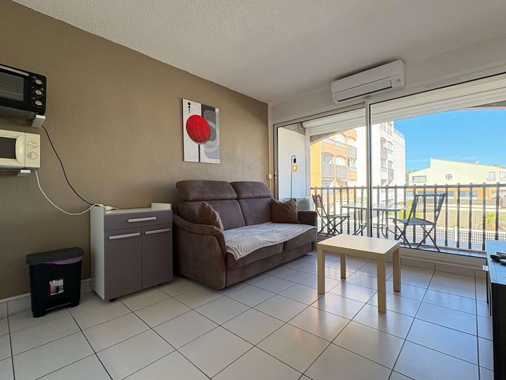 Elegante sala de estar con mobiliario moderno en un apartamento en Building Avenue des Sergents - the-best-partner-valrasloc - 1284441 - PAR en Agde, Agde Elegante sala de estar con mobiliario moderno en un apartamento en Building Avenue des Sergents - the-best-partner-valrasloc - 1284441 - PAR en Agde, Agde