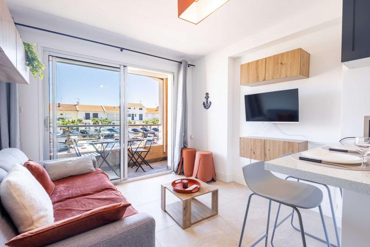 Building Rue Pierre Curie - the-best-partner-valrasloc - 1601772 adresindeki bir dairede modern mobilyalarla zarif bir şekilde tasarlanmış oturma odası Valras-Plage, Valras-Plage Building Rue Pierre Curie - the-best-partner-valrasloc - 1601772 adresindeki bir dairede modern mobilyalarla zarif bir şekilde tasarlanmış oturma odası Valras-Plage, Valras-Plage