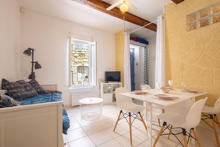 Elegant gestaltetes Wohnzimmer mit moderner Einrichtung in einer Wohnung im Building Rue Irénée Baptiste - the-best-partner-valrasloc - 1284368 - PAR in Vendres, Vendres Elegant gestaltetes Wohnzimmer mit moderner Einrichtung in einer Wohnung im Building Rue Irénée Baptiste - the-best-partner-valrasloc - 1284368 - PAR in Vendres, Vendres