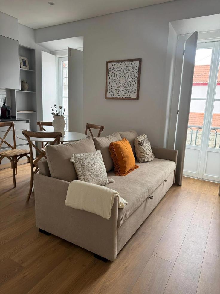 Caparica União das freguesias de Caparica e TrafariaのBuilding Travessa da Granja - the-best-stay - 1359012のアパートメントにある、モダンな家具を備えたエレガントなデザインのリビングルーム