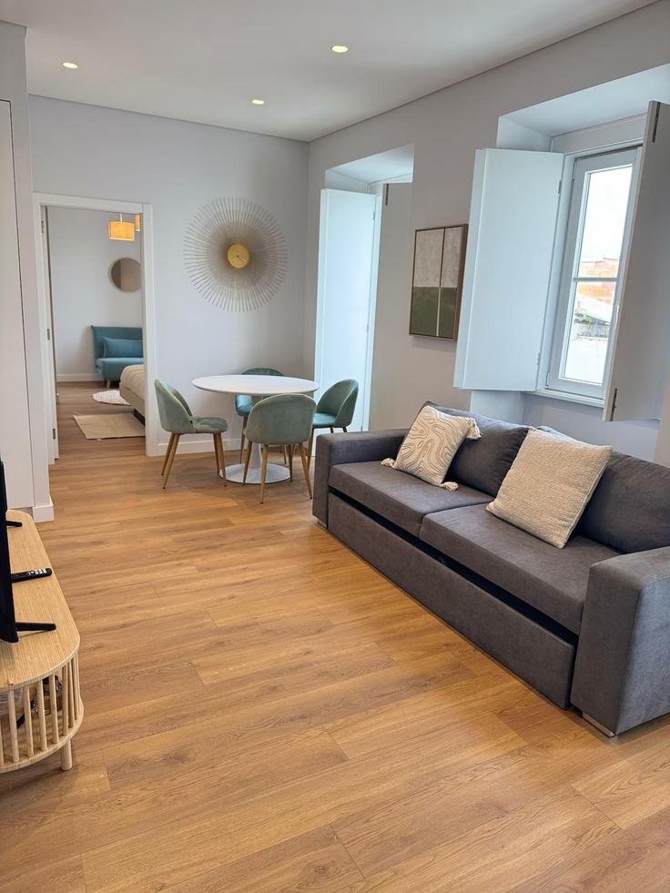Caparica União das freguesias de Caparica e TrafariaのBuilding Rua Alfredo Cunha - the-best-stay - 1355703のアパートメントにある、モダンな家具を備えたエレガントなデザインのリビングルーム