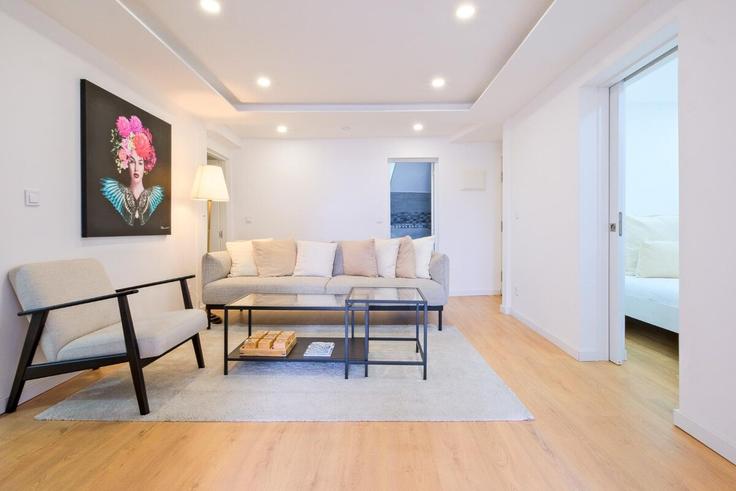 Sala de estar elegantemente projetada com móveis modernos em um apartamento no Building Rua Garrett - the-best-stay - 1523927 em Santa Maria Maior, Lisbon