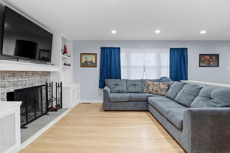 Salle de séjour élégante avec mobilier moderne dans un appartement à Building Brandon Road - the-bountiful-stays - 1312617 - USA à Knoxville, Knoxville