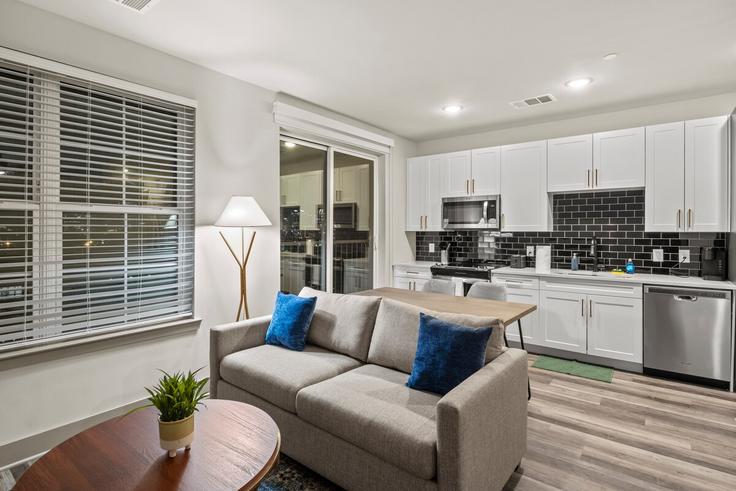 Nashville, Nashville에 위치한 Building Clifton Avenue - the-bountiful-stays - 1312616 - BNA 유닛의 세련된 인테리어가 돋보이는 거실