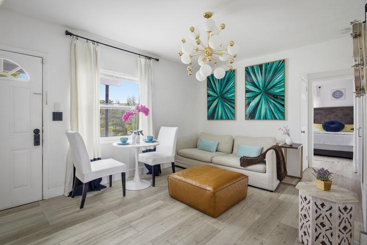 Salle de séjour élégante avec mobilier moderne dans un appartement à Building Northeast 1st Place - the-collective-group-llc - 1569103 à Miami, Miami
