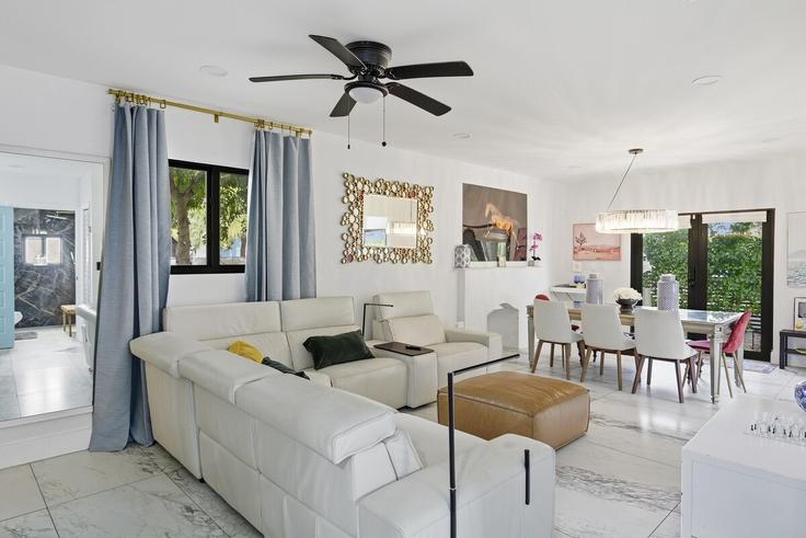 Salle de séjour élégante avec mobilier moderne dans un appartement à Building Northeast 1st Place - the-collective-group-llc - 1568909 à Miami, Miami