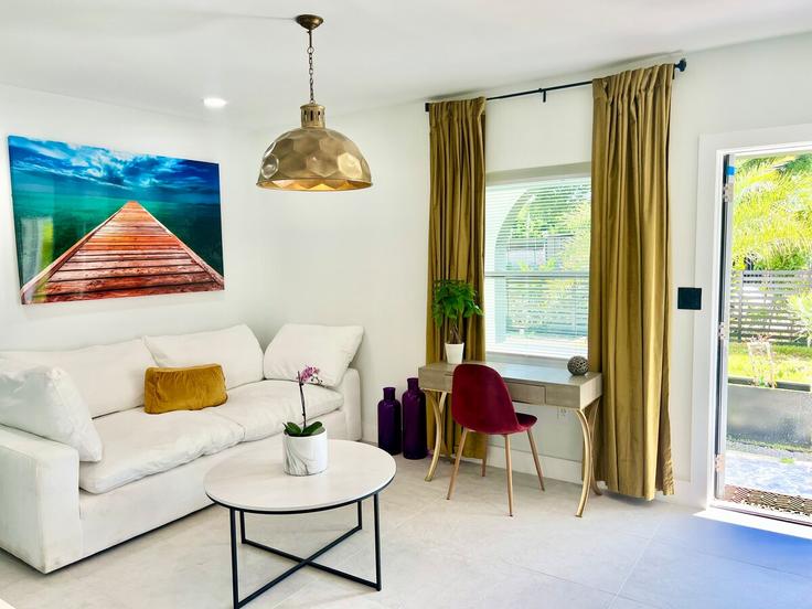 Salle de séjour élégante avec mobilier moderne dans un appartement à Building Northeast 1st Place - the-collective-group-llc - 1568910 à Miami, Miami