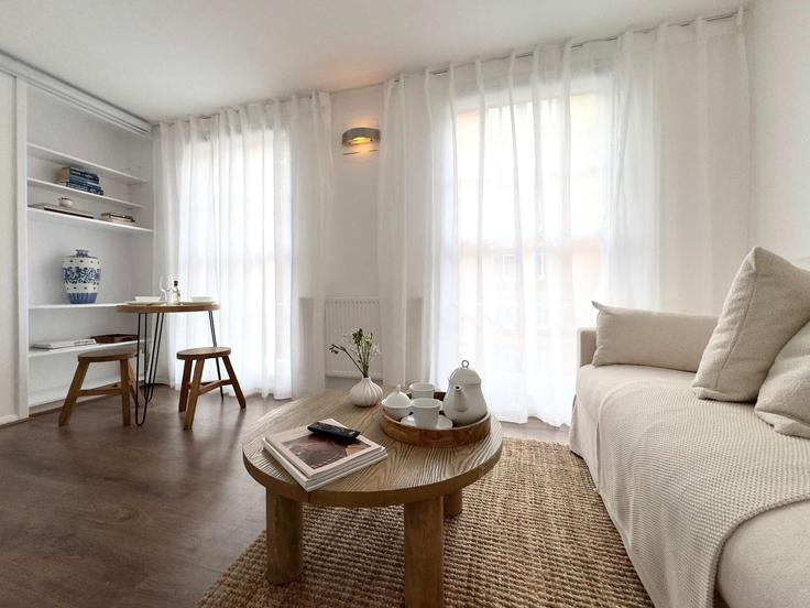 Elegant gestaltetes Wohnzimmer mit moderner Einrichtung in einer Wohnung im Building Harrowby Street - the-design-traveller - 1608720 in City of Westminster, London