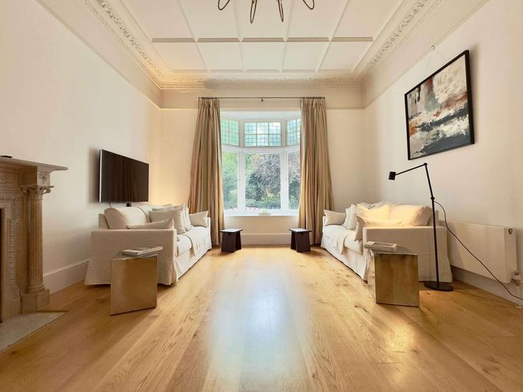 London Royal Borough of Kensington and ChelseaのBuilding Onslow Square - the-design-traveller - 1608715のアパートメントにある、モダンな家具を備えたエレガントなデザインのリビングルーム London Royal Borough of Kensington and ChelseaのBuilding Onslow Square - the-design-traveller - 1608715のアパートメントにある、モダンな家具を備えたエレガントなデザインのリビングルーム