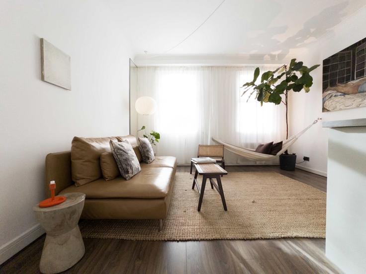 Elegant gestaltetes Wohnzimmer mit moderner Einrichtung in einer Wohnung im Building Commercial Street - the-design-traveller - 1544639 in London Borough of Tower Hamlets, London