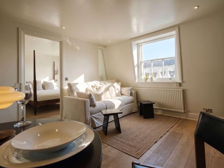 London Royal Borough of Kensington and ChelseaのBuilding Onslow Gardens - the-design-traveller - 1591020のアパートメントにある、モダンな家具を備えたエレガントなデザインのリビングルーム London Royal Borough of Kensington and ChelseaのBuilding Onslow Gardens - the-design-traveller - 1591020のアパートメントにある、モダンな家具を備えたエレガントなデザインのリビングルーム
