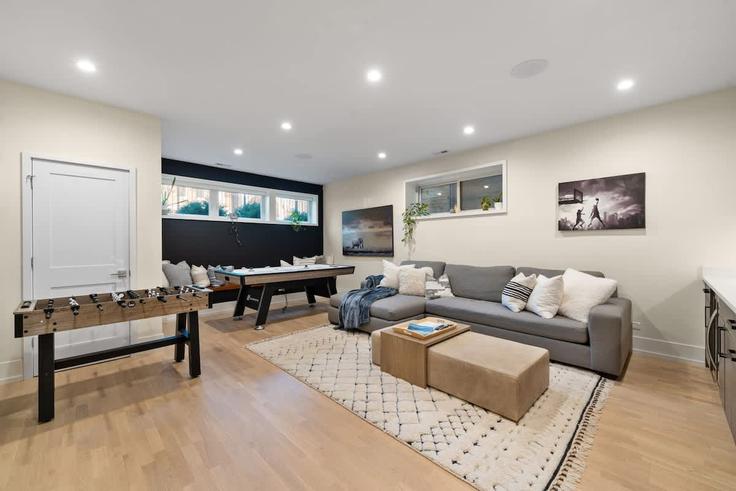 Sala de estar elegantemente projetada com móveis modernos em um apartamento no Building North Bell Avenue - the-dream-rentals - 1244933 - CHI em Chicago, Chicago