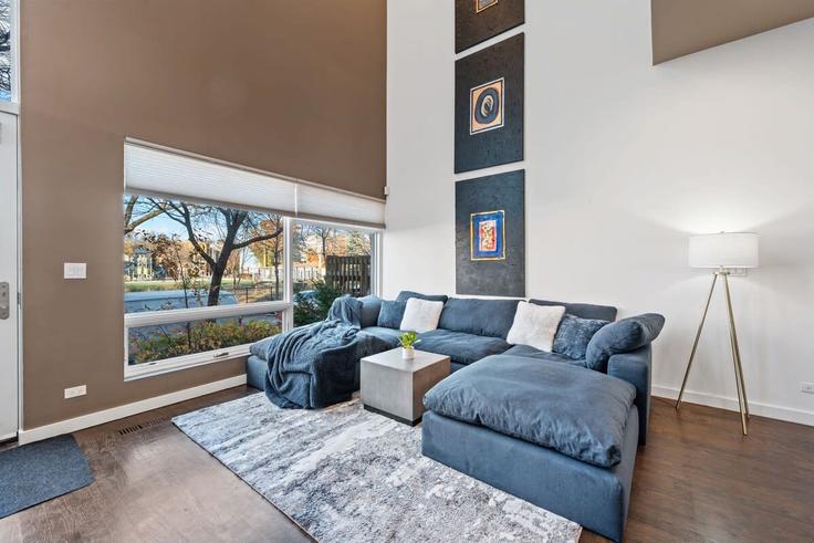 Elegant gestaltetes Wohnzimmer mit moderner Einrichtung in einer Wohnung im Building West Race Avenue - the-dream-rentals - 1244916 - CHI in Chicago, Chicago