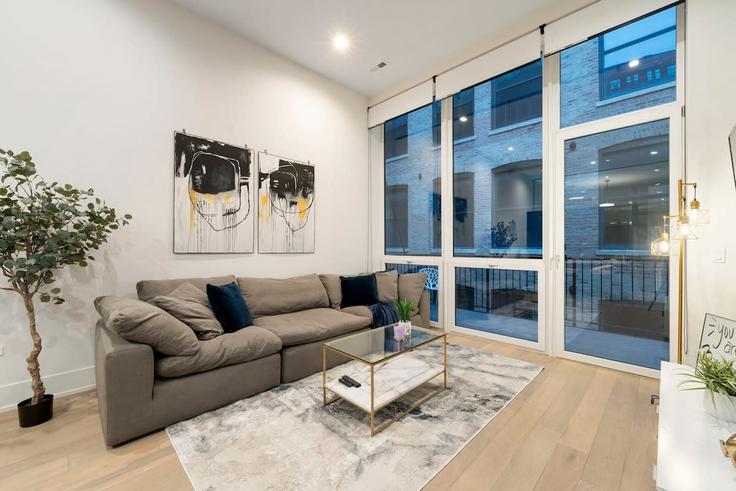 Chicago, Chicago 소재 Building West Grand Avenue - the-dream-rentals - 1244921 - CHI 유닛에 마련된, 현대적인 가구로 꾸며진 우아한 디자인의 거실 Chicago, Chicago 소재 Building West Grand Avenue - the-dream-rentals - 1244921 - CHI 유닛에 마련된, 현대적인 가구로 꾸며진 우아한 디자인의 거실