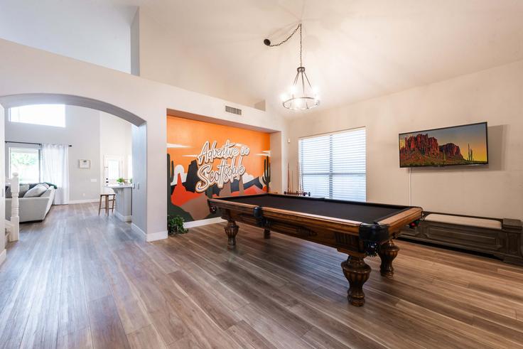 Sala de estar elegantemente projetada com móveis modernos em um apartamento no Building East Woodridge Drive - the-dream-rentals - 1244926 - USA em Phoenix, Phoenix Sala de estar elegantemente projetada com móveis modernos em um apartamento no Building East Woodridge Drive - the-dream-rentals - 1244926 - USA em Phoenix, Phoenix