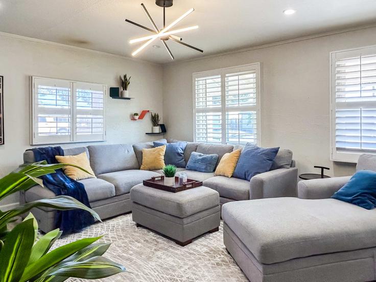 Elegant gestaltetes Wohnzimmer mit moderner Einrichtung in einer Wohnung im Building East Crocus Drive - the-dream-rentals - 1244941 - USA in Phoenix, Phoenix