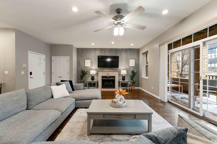 Sala de estar elegantemente projetada com móveis modernos em um apartamento no Building South Michigan Avenue - the-dream-rentals - 1244939 - CHI em Chicago, Chicago Sala de estar elegantemente projetada com móveis modernos em um apartamento no Building South Michigan Avenue - the-dream-rentals - 1244939 - CHI em Chicago, Chicago