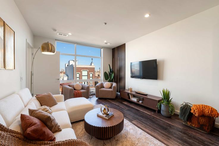 Elegante sala de estar con mobiliario moderno en un apartamento en Building West Chicago Avenue - the-dream-rentals - 1244948 - CHI en Chicago, Chicago