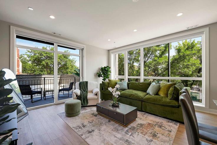 Chicago ChicagoのBuilding West Polk Street - the-dream-rentals - 1256061 - CHIのアパートメントにある、モダンな家具を備えたエレガントなデザインのリビングルーム