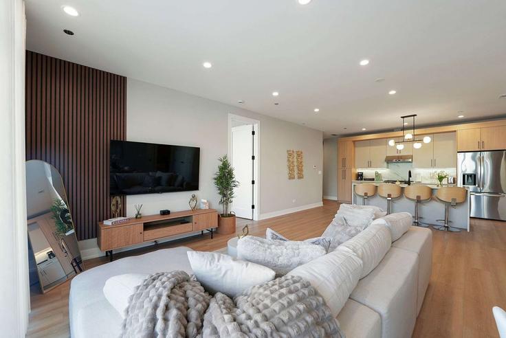 Elegante sala de estar con mobiliario moderno en un apartamento en Building West Polk Street - the-dream-rentals - 1256062 - CHI en Chicago, Chicago