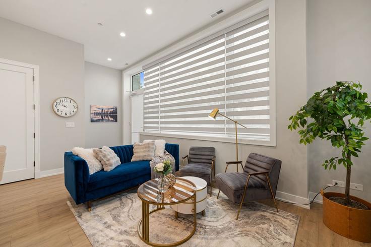 Elegant gestaltetes Wohnzimmer mit moderner Einrichtung in einer Wohnung im Building South Western Avenue - the-dream-rentals - 1262784 - CHI in Chicago, Chicago Elegant gestaltetes Wohnzimmer mit moderner Einrichtung in einer Wohnung im Building South Western Avenue - the-dream-rentals - 1262784 - CHI in Chicago, Chicago