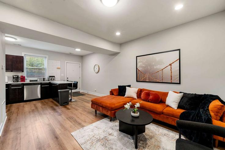 Sala de estar elegantemente projetada com móveis modernos em um apartamento no Building West 18th Street - the-dream-rentals - 1296498 - CHI em Chicago, Chicago