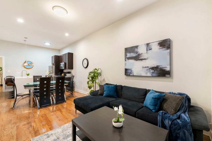Sala de estar elegantemente projetada com móveis modernos em um apartamento no Building West 21st Place - the-dream-rentals - 1296501 - CHI em Chicago, Chicago Sala de estar elegantemente projetada com móveis modernos em um apartamento no Building West 21st Place - the-dream-rentals - 1296501 - CHI em Chicago, Chicago