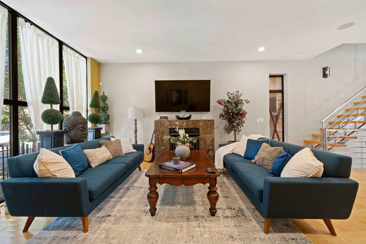 Sala de estar elegantemente projetada com móveis modernos em um apartamento no Building West Coulter Street - the-dream-rentals - 1318206 em Chicago, Chicago Sala de estar elegantemente projetada com móveis modernos em um apartamento no Building West Coulter Street - the-dream-rentals - 1318206 em Chicago, Chicago