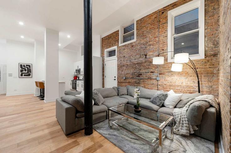 Sala de estar elegantemente projetada com móveis modernos em um apartamento no Building West Augusta Boulevard - the-dream-rentals - 1381286 em Chicago, Chicago