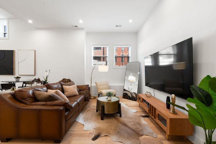 Sala de estar elegantemente projetada com móveis modernos em um apartamento no Building West Augusta Boulevard - the-dream-rentals - 1381284 em Chicago, Chicago