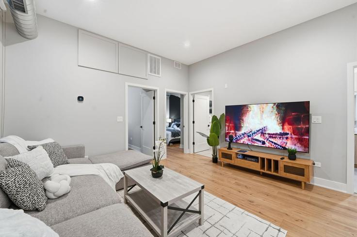 Chicago, Chicago 소재 Building North Winthrop Avenue - the-dream-rentals - 1372300 유닛에 마련된, 현대적인 가구로 꾸며진 우아한 디자인의 거실 Chicago, Chicago 소재 Building North Winthrop Avenue - the-dream-rentals - 1372300 유닛에 마련된, 현대적인 가구로 꾸며진 우아한 디자인의 거실