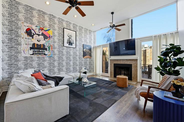 Salle de séjour élégante avec mobilier moderne dans un appartement à Building North Carpenter Street - the-dream-rentals - 1381285 à Chicago, Chicago