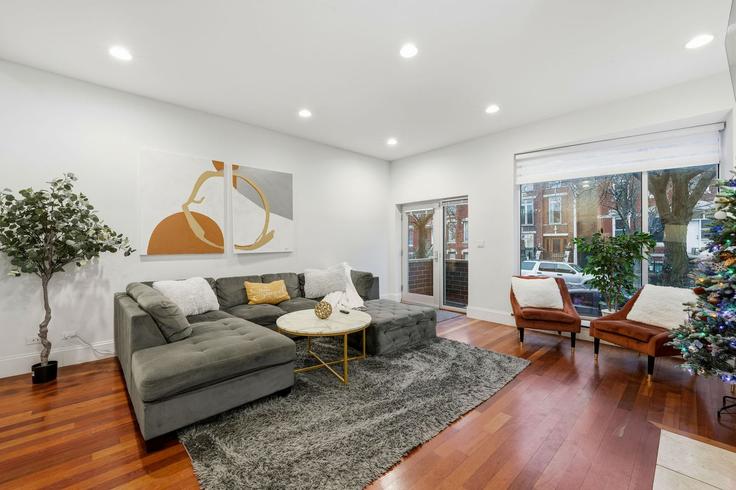 Elegant gestaltetes Wohnzimmer mit moderner Einrichtung in einer Wohnung im Building West Beach Avenue - the-dream-rentals - 1244913 - CHI in Chicago, Chicago