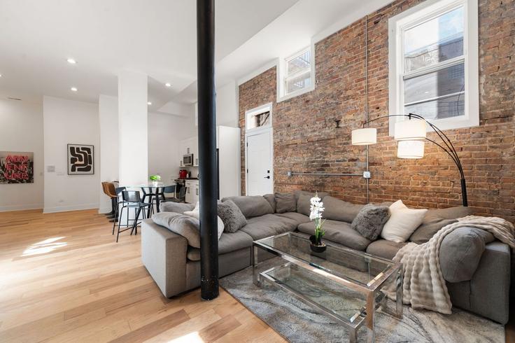 Salle de séjour élégante avec mobilier moderne dans un appartement à Building West Augusta Boulevard - the-dream-rentals - 1381286 à Chicago, Chicago