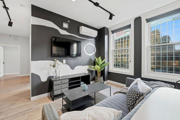 Sala de estar elegantemente projetada com móveis modernos em um apartamento no Building South Dearborn Street - the-dream-rentals - 1521515 em Chicago, Chicago Sala de estar elegantemente projetada com móveis modernos em um apartamento no Building South Dearborn Street - the-dream-rentals - 1521515 em Chicago, Chicago